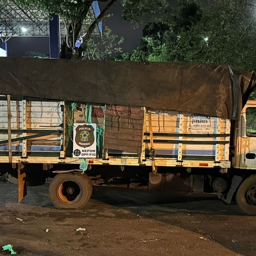 PF apreende caminhão transportando caixas de cigarros contrabandeados em São Miguel do Iguaçu