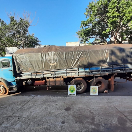 PF apreende cigarros e caminhão em Santa Helena