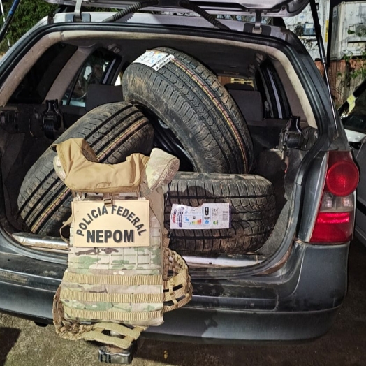 PF apreende cigarros e pneus contrabandeados em ação de repressão em Foz do Iguaçu