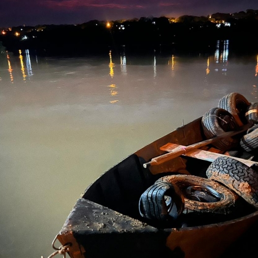 PF e BPFRON apreendem embarcação com dezenas de pneus contrabandeados em Foz do Iguaçu