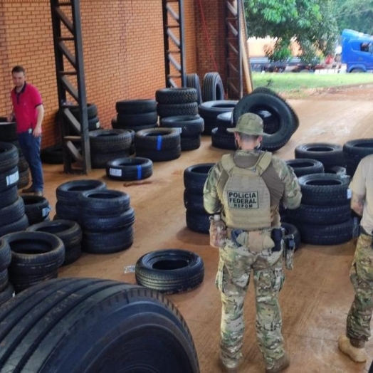 PF e PC fecham depósito ilegal de pneus contrabandeados em Santa Helena