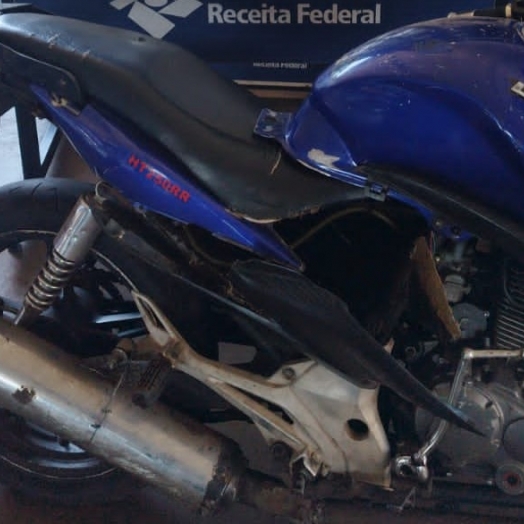 PF prende motorista de motocicleta com fundo falso contendo cigarros eletrônicos contrabandeados