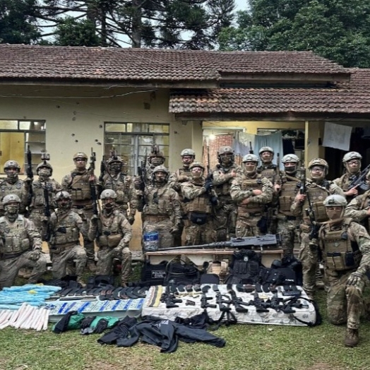 Polícia encontra arsenal com grupo que preparava assalto e 6 suspeitos morrem no Paraná