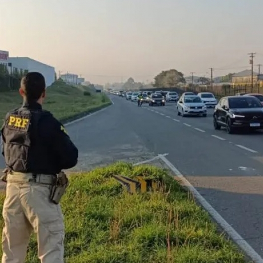 Polícia flagra em um só dia 135 carros transitando no acostamento das BRs 116 e 277