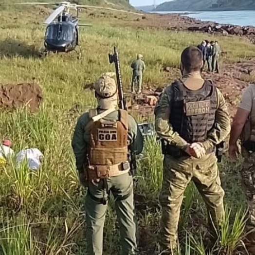 Policiais apreendem maconha no Rio Paraná, em Foz do Iguaçu