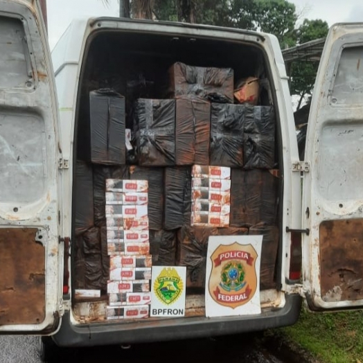 Van carregada com cigarros contrabandeados é apreendida em São Miguel do Iguaçu