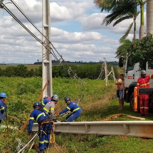 Postes da rede elétrica em Santa Helena derrubados por vendaval são substituídos