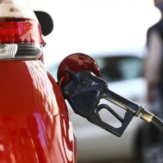 Preço médio da gasolina cai pela 8ª semana seguida nos postos, diz ANP