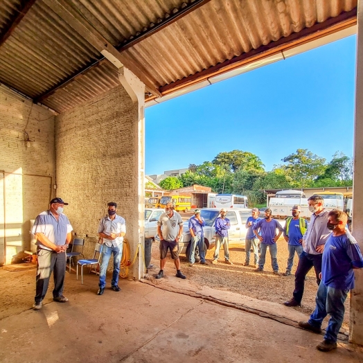 Prefeito e vice de Medianeira visitam pátio de máquinas