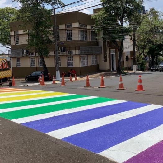 Prefeitura de Foz pinta faixa de pedestres com cores de arco íris em apoio ao Dia Nacional da Visibilidade Trans