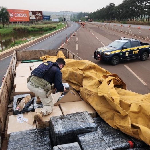 PRF apreende caminhão com milhares de cigarros eletrônicos em São Miguel do Iguaçu (PR)