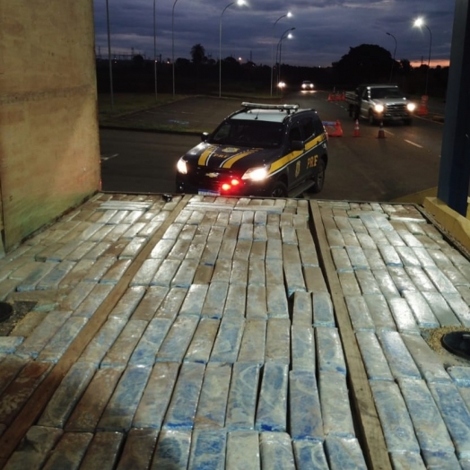 PRF apreende carreta com quase uma tonelada de maconha em Guaíra