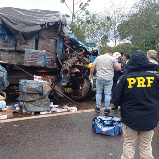 PRF apreende cigarros contrabandeados em caminhão envolvido num acidente na BR-272