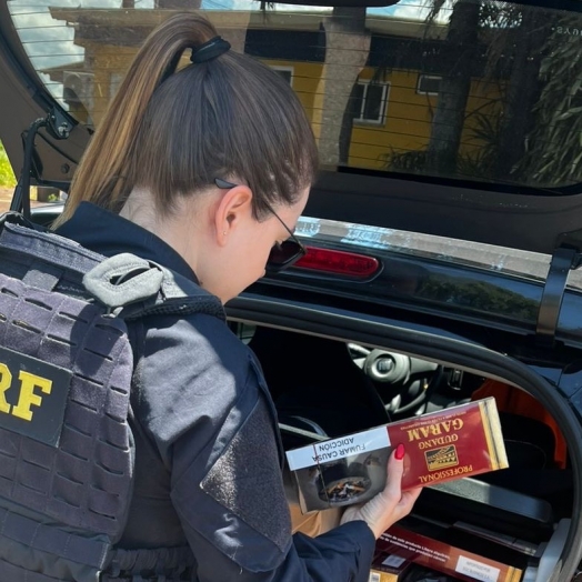 PRF apreende, em Santa Terezinha de Itaipu (PR), carro com cigarros de luxo contrabandeados