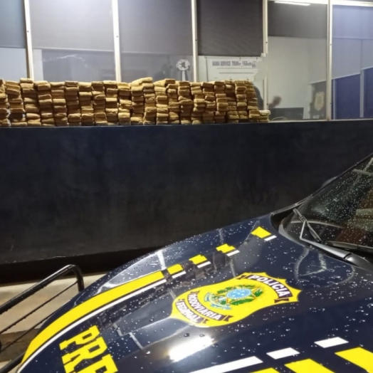 PRF apreende maconha transportada em veículo roubado