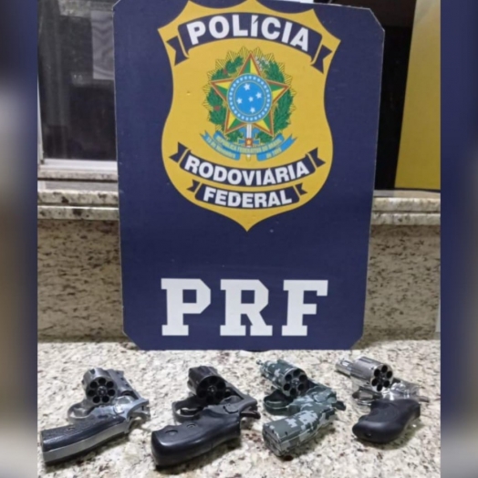 PRF aprende quatro revólveres em operação de combate ao crime na fronteira