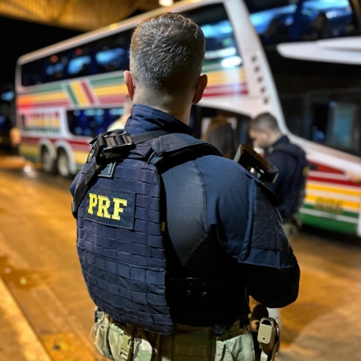 PRF fiscaliza ônibus com torcedores argentinos que cruzaram a fronteira em Foz do Iguaçu