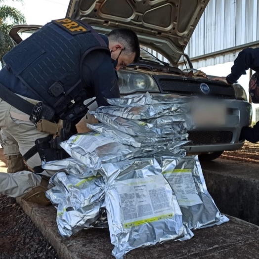 PRF flagra veículo paraguaio transportando agrotóxico em fundo falso