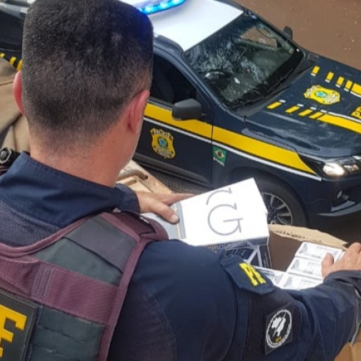 PRF realiza apreensão de cigarros contrabandeados em bitrem em Guaíra