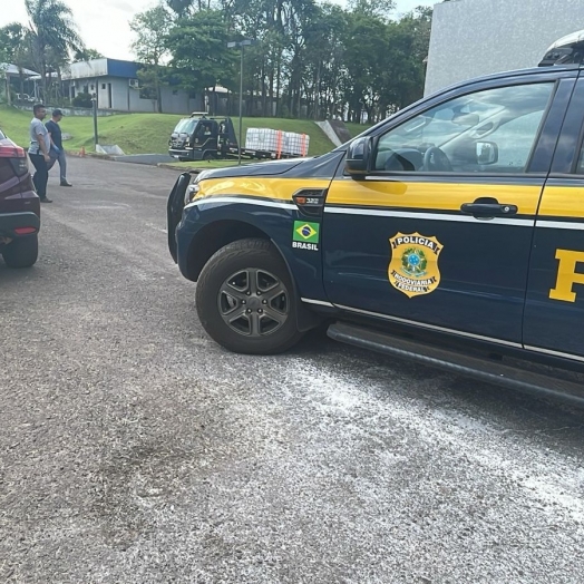 PRF recupera carro roubado após perseguição em Santa Terezinha de Itaipu (PR)