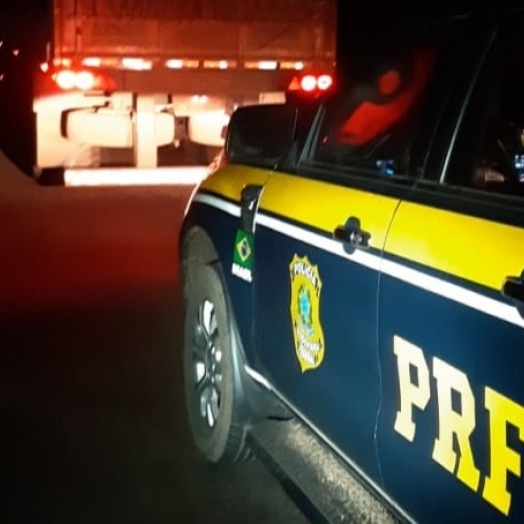 PRF recupera em Guaíra carreta roubada e prende condutor