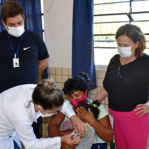 Primeira criança a ser vacinada contra a Covid-19 em São Miguel é da Comunidade Indígena