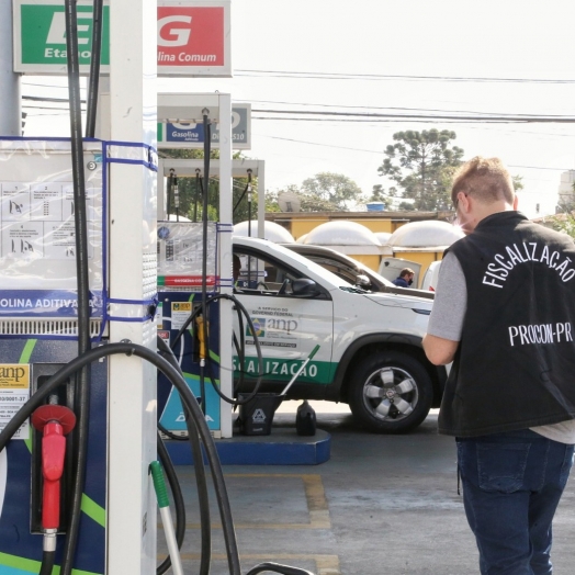 Procon-PR notifica distribuidoras para adequação dos preços dos combustíveis