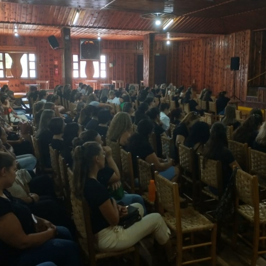 Professores de São Miguel do Iguaçu se vestem de preto como protesto à distorção da tabela salarial