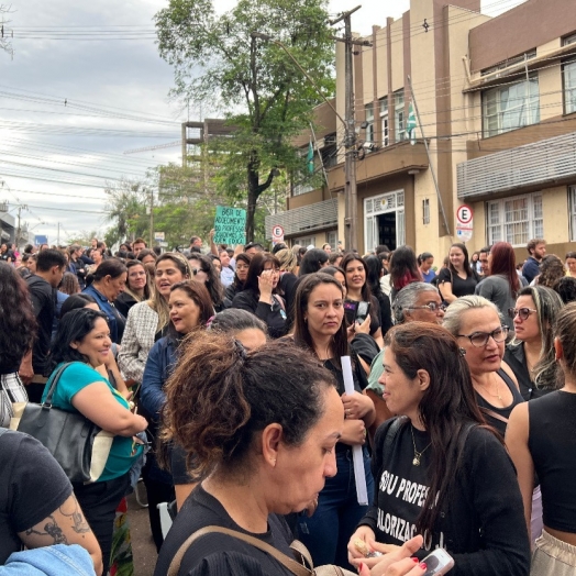 Profissionais da educação municipal de Foz iniciam greve geral na segunda (16)