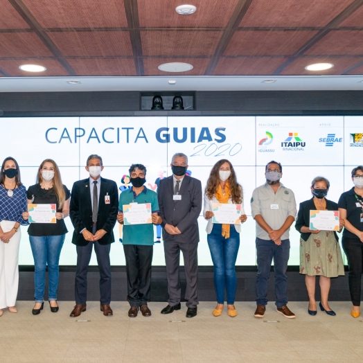 Profissionais do Turismo recebem certificados do programa Capacita Guias