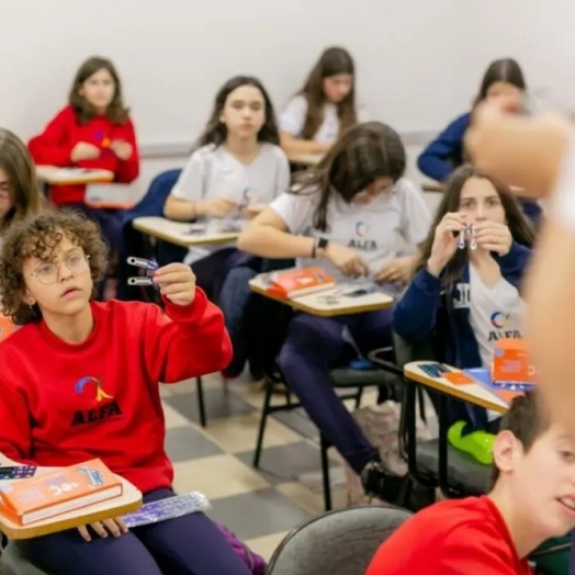 Programa oferece bolsas de estudos para alunos de baixa renda e escola pública no Paraná