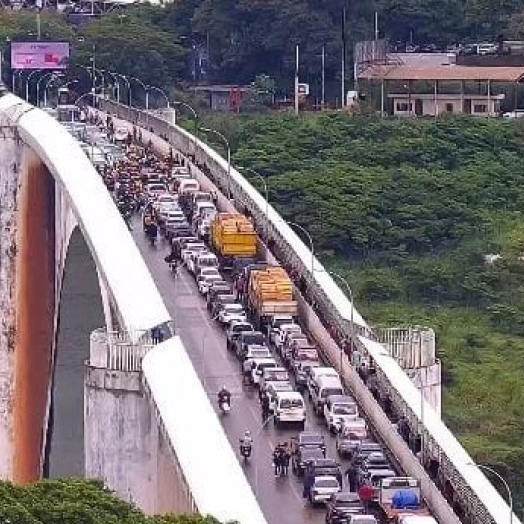 Protestos bloqueiam ponte da amizade nesta terça (18)