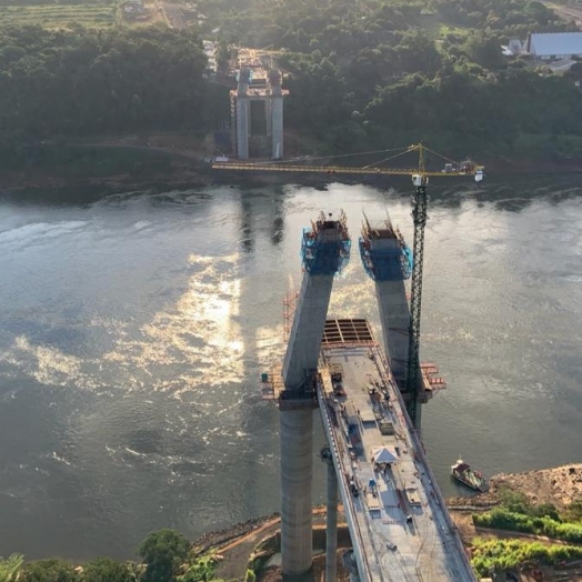 Quase metade da segunda ponte, obra financiada pela usina de Itaipu, está concluída