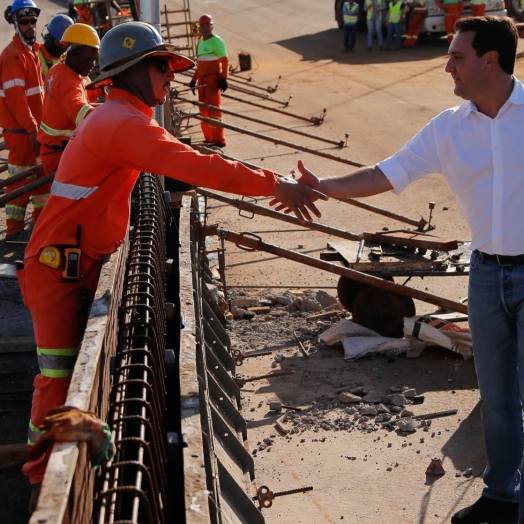 Ratinho Junior assina decreto que garante reajuste no Salário Mínimo Regional