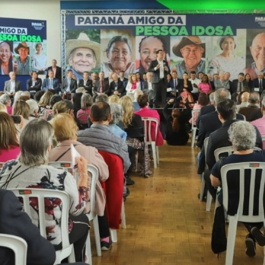 Ratinho Junior sanciona lei da gratuidade das passagens e anuncia programas aos idosos