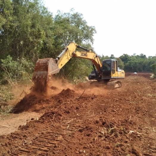 Readequação de Estrada em São Pedro mobiliza várias equipes da Administração Municipal de Missal