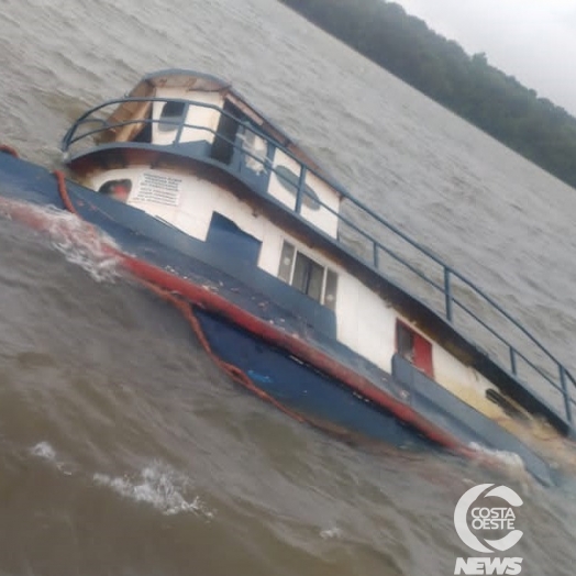 Rebocador afunda no Porto Internacional de Santa Helena