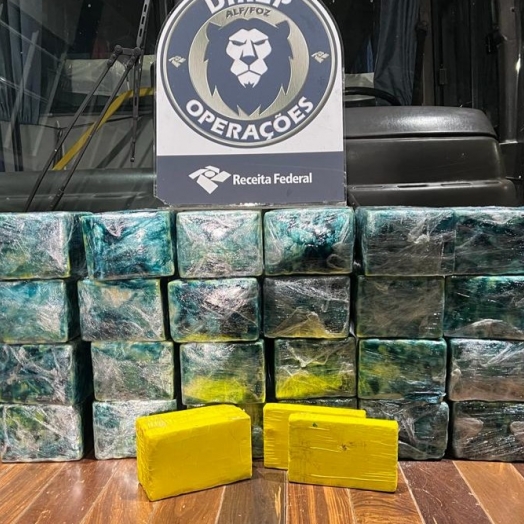 Receita Federal apreende 208,6 kg de cocaína em fundo falso de um ônibus em São Miguel do Iguaçu