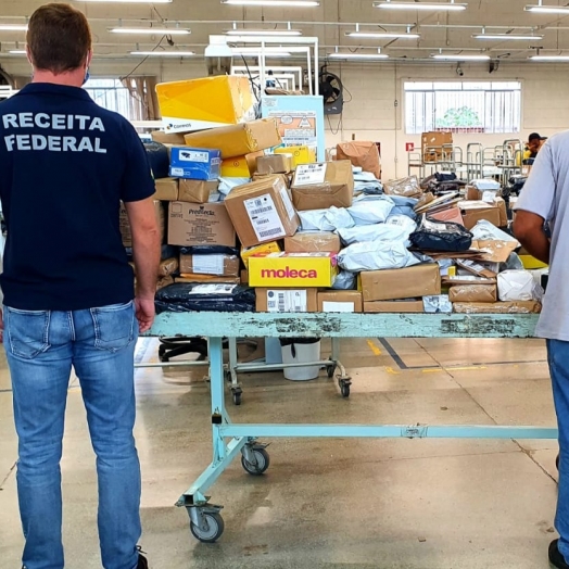 Receita Federal retém mercadorias estrangeiras irregulares no Centro de Distribuição de Remessas Postais de Foz do Iguaçu