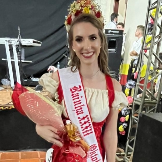 Tatiane Regina é eleita Rainha da Oktoberfest em Aurora do Iguaçu