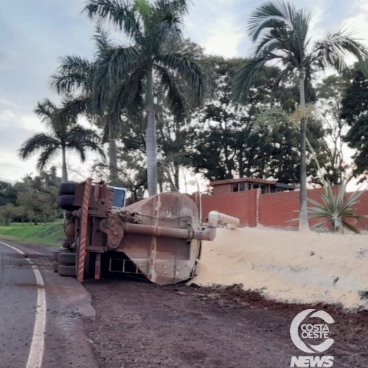 Roda trava e caminhão tomba na 