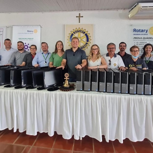 Rotary São Miguel do Iguaçu recebe computadores doados pela Sicredi Vanguarda