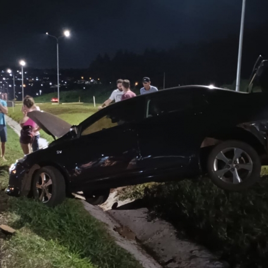 São Miguel do Iguaçu: Acidente no trevo saída para Foz deixa uma passageira ferida