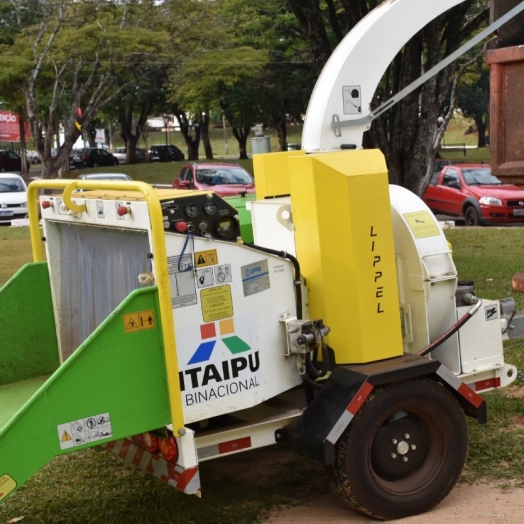 São Miguel do Iguaçu adquire triturador de galhos e baú novo para coleta seletiva