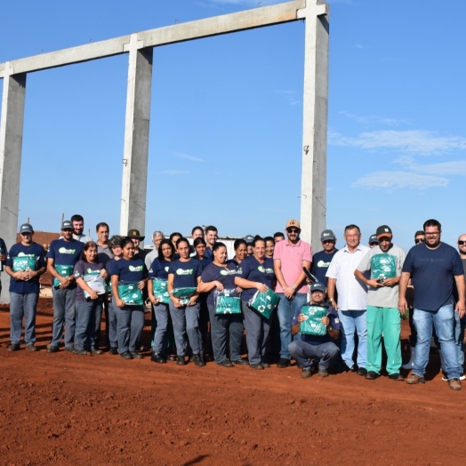 São Miguel do Iguaçu repassa uniformes novos para os agentes da AMAR em visita às obras da  nova UVR