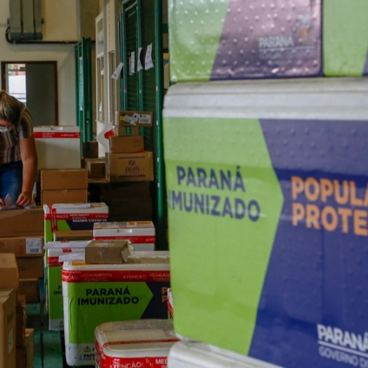 Saúde distribui medicamentos de kit de intubação para 51 hospitais do Paraná