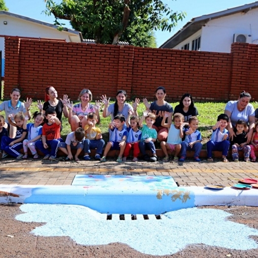 Secretarias de Educação e Meio Ambiente de Itaipulândia promovem a educação ambiental por meio da pintura de bueiros