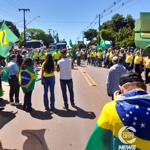 Segue grande o número de pessoas em mobilização na PR 488, em Santa Helena