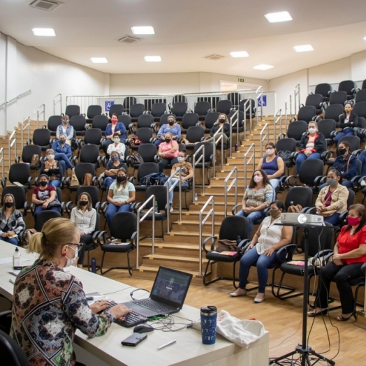 Serviços Gerais, Merendeiras e Diretores de CMEIS recebem capacitação da Divisão de Alimentação Escolar