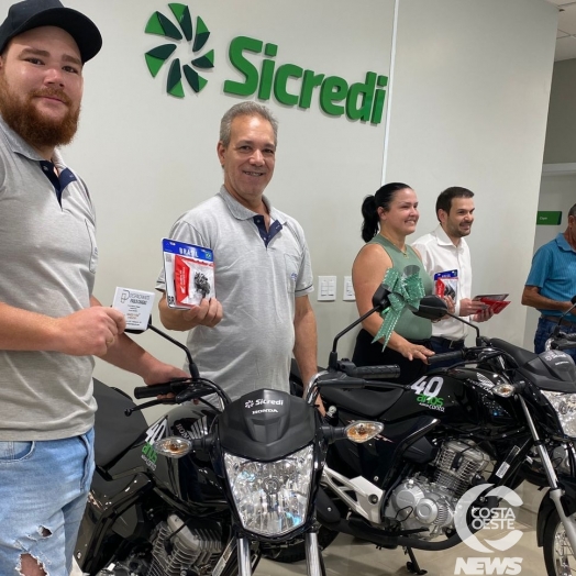 SICREDI Vanguarda entrega motocicletas para associados sorteados